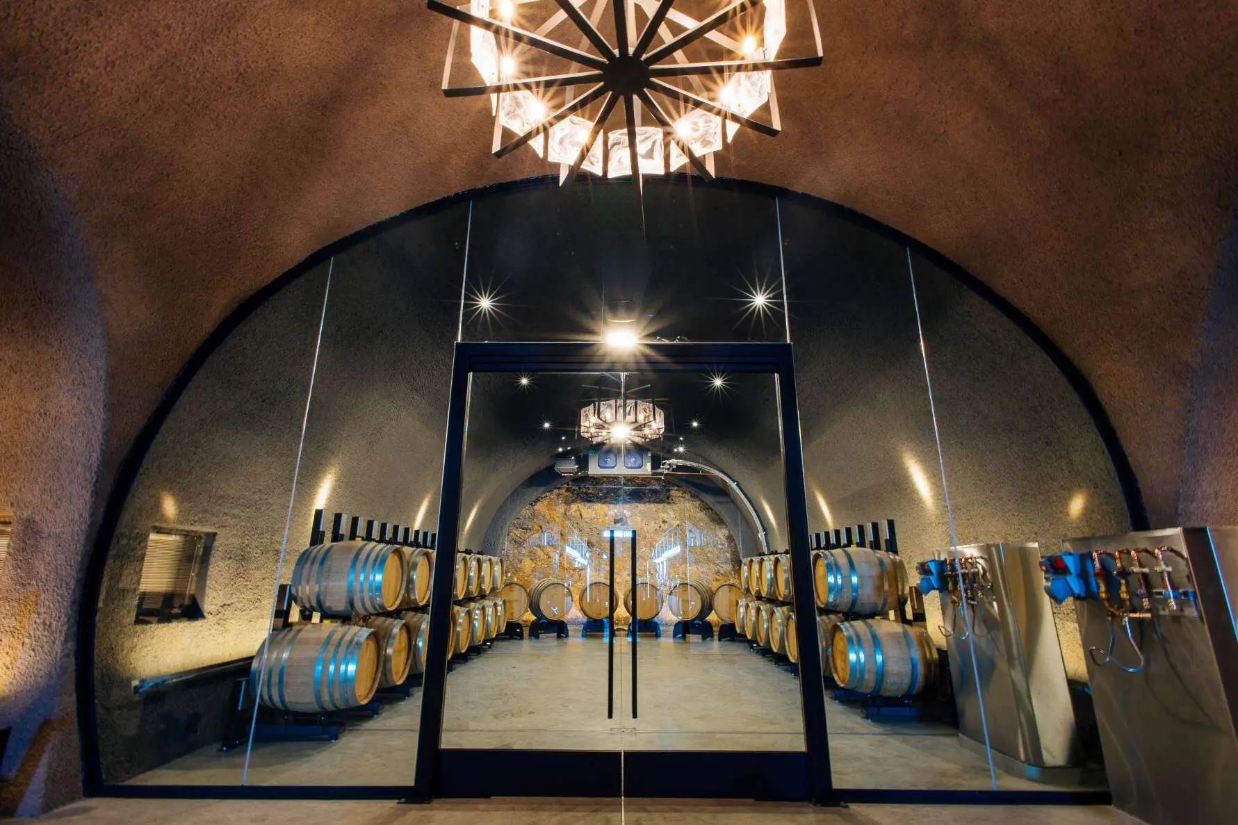 Building a winery underground also helps to regulate temperature / ©Alexander Rubin<br />
