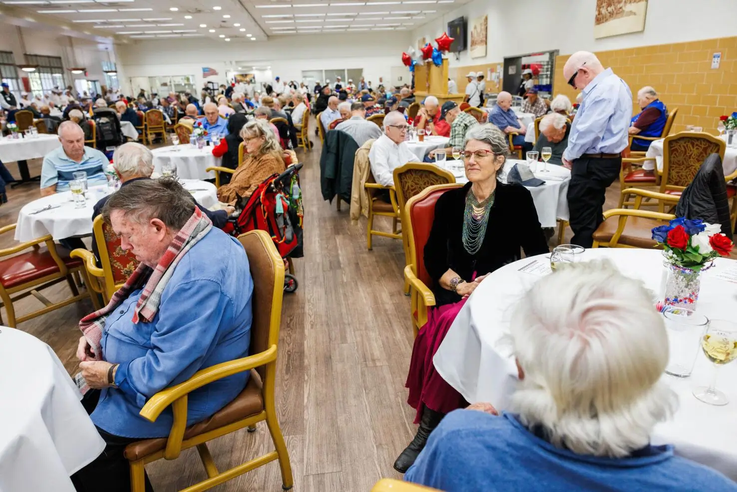 Guests pause during a moment of prayer before the start of the Annual Celebrity Chefs luncheon for<br />
residents of the Yountville Veterans Home on Wednesday, November 6.<br />
Nick Otto/Register