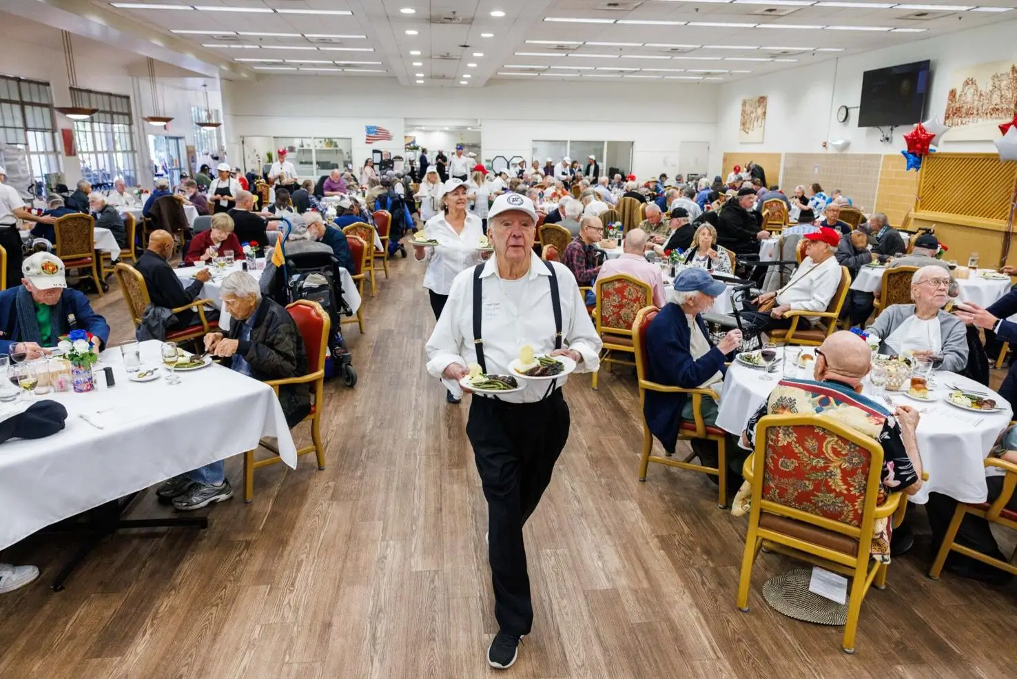 Volunteers serve lunch in the Yountville Veterans Home's dining hall on Wednesday, Nov. 6 during the<br />
annual Celebrity Chefs luncheon.<br />
Nick Otto, Register