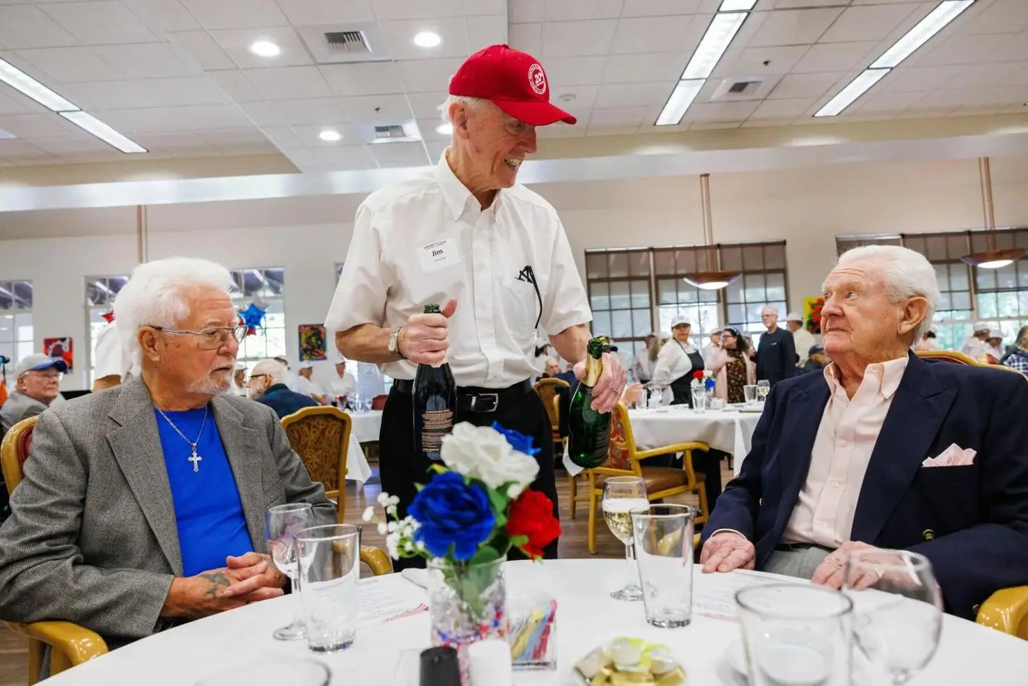 A volunteer serves wine to Yountville Veterans Home residents Wednesday, Nov. 6 during the home's<br />
annual Celebrity Chefs luncheon.<br />
Nick Otto, Register