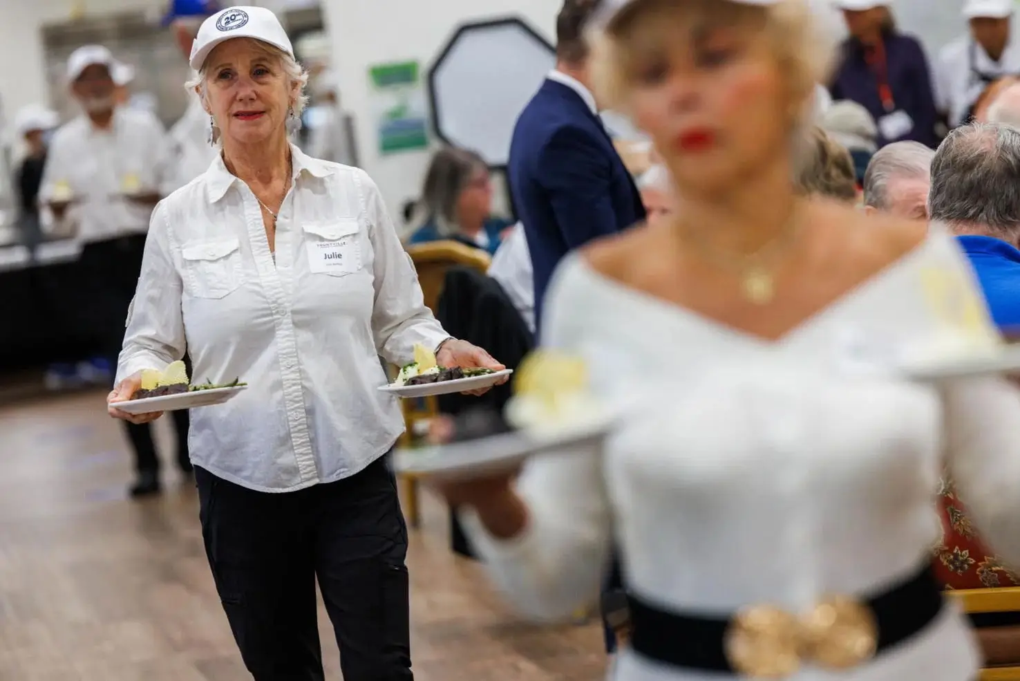 Volunteers serve lunch during the Annual Celebrity Chefs luncheon for residents of the Yountville<br />
Veterans Home on Wednesday, November 6.<br />
Nick Otto/Register