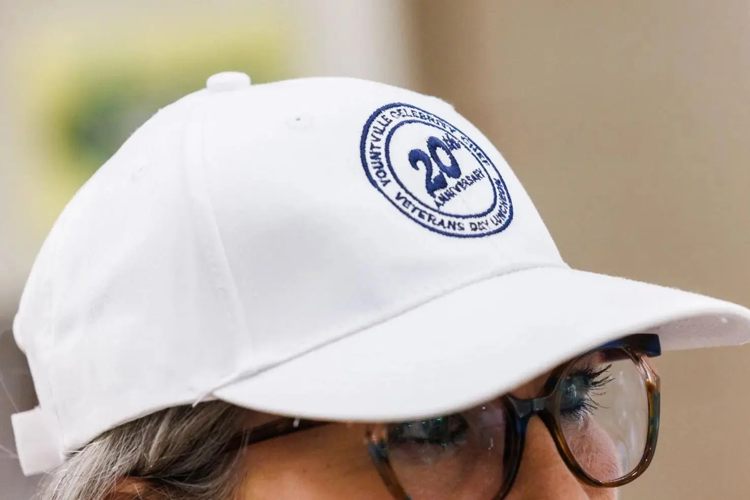 A volunteer wears a 20th Anniversary hat during the Annual Celebrity Chefs luncheon for residents of the<br />
Yountville Veterans Home on Wednesday, November 6.<br />
Nick Otto/Register